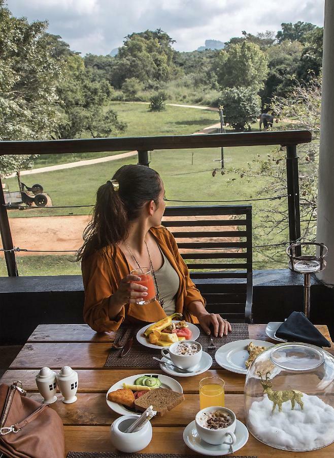 The Elephant Corridor Hotel Sigiriya Buitenkant foto